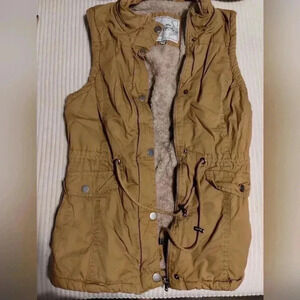 - Royalty vest soft faux fur liner